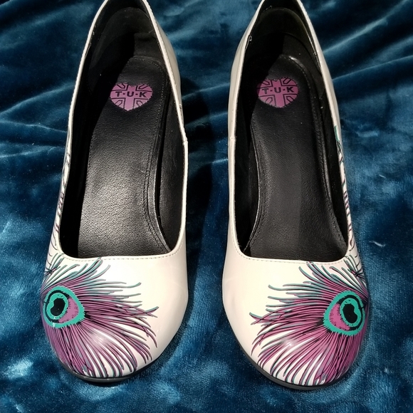 T.U.K Shoes - T.U.K. High Heels in Cream with Peacock Feathers - US Size 10 - Lightly Used